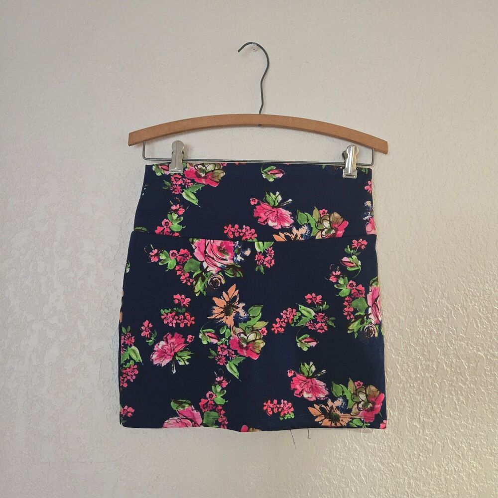Love Culture Floral Mini Skirt Size Small